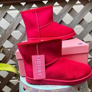 Women’s snow boots. Sz 8. short. Red.Rubber soles.  NWT. BOXED🌟
